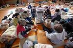 　石川県穴水町の避難所で暖を取る人たち＝８日