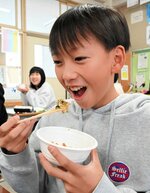 ウニなどを混ぜた炊き込みご飯を食べる児童＝３１日、鳥取市吉成１丁目の美保小