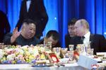 　２０１９年、首脳会談後の夕食会で北朝鮮の金正恩氏（左）をもてなすロシアのプーチン大統領＝ウラジオストク（朝鮮中央通信＝共同）