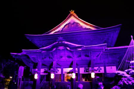 　「長野灯明まつり」でライトアップされた善光寺本堂＝７日夜、長野市