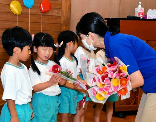 花束を受け取る園児たち＝１５日、鳥取市東町１丁目の久松保育園