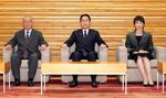 　２０２４年度予算案を決める臨時閣議に臨む岸田首相。左は鈴木財務相、右は高市経済安保相＝２２日午後、首相官邸