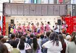 　「さっぽろレインボープライド」でシャボン玉を飛ばす人たち＝１７日午後、札幌市