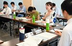 主権者教育を目的にした教材について意見を交わす参加者ら＝４日、鳥取県庁