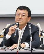 　記者会見する東京電力柏崎刈羽原発の稲垣武之所長＝２６日午前、新潟県刈羽村