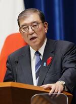 　衆院が解散し、記者会見する石破首相＝９日夜、首相官邸