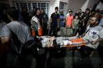 　１７日、パレスチナ自治区ガザの病院の爆発により、別の病院に搬送される負傷者（ロイター＝共同）