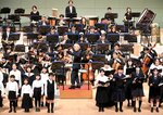 少年少女合唱団らと共演する大阪フィルハーモニー交響楽団＝１３日、倉吉未来中心大ホール