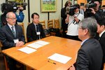 県担当部局長から設置許可申請証を受け取った岡本理事長（左）＝今年１１月１８日、鳥取県庁