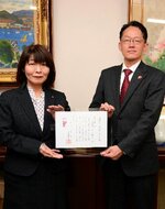 平川局長（右）から認定通知書を受け取る安部社長＝１６日、鳥取市秋里の田中工業