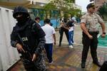 　１５日、エクアドル西部の投票所を警備する警察官（ＡＰ＝共同）