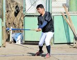 部員にノックをする鳥取城北の霜村部長＝兵庫県西宮市の鳴尾浜臨海公園野球場