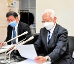 調査結果を説明する広岡院長（右）＝１日、鳥取県庁