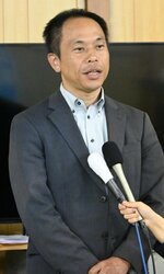 支援者への感謝を述べる福住さん＝２７日午後８時３５分、米子市両三柳の選挙事務所