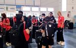 　欧州への出発を前に、笑顔を見せるバスケットボール女子の高田真希（右端）ら＝１１日、羽田空港