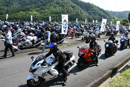 続々と来場する隼のライダーとバイクで埋まった駐車場＝２０日、八頭町西谷の船岡竹林公園