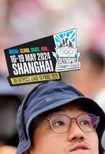 　中国・上海で開催された、都市型スポーツのパリ五輪予選シリーズ会場で観戦する男性（共同）