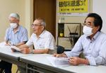 　記者会見する「水俣病被害者・支援者連絡会」の元島市朗さん（右）ら＝２２日午後、熊本県水俣市