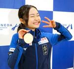 　フィギュアスケートの世界ジュニア選手権から帰国した島田麻央＝３日、羽田空港