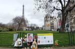 　刺殺事件の現場近くに置かれた犠牲者の写真と花束＝２０２３年１２月、パリ（共同）