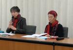 　訪問介護の報酬引き下げに抗議する記者会見で話す小島美里さん（左）。隣は一緒に活動する社会学者の上野千鶴子さん＝２月１日、東京都千代田区