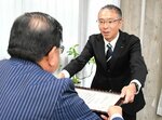 広田市長から感謝状を受け取る堀部長（右）＝４日、倉吉市役所