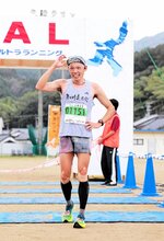 １位でゴールし、安どの表情を浮かべる豊島さん＝香美町村岡区村岡の村岡小（大会事務局提供）