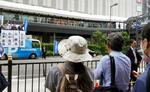 　大通りを挟んだ向かい側で街頭演説を聞く人たち＝６月、大阪市