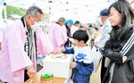 豪華賞品が当たる抽選会に挑戦する来場者＝２０日、香美町香住区余部の道の駅あまるべ