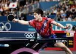 　男子シングルス準々決勝　中国選手と対戦する張本智和＝パリ（共同）