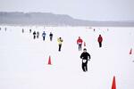 　結氷した野付湾を走る「別海アイスマラソン」＝２０２３年２月、北海道別海町（同実行委提供）