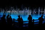 　ライトアップされた北海道美瑛町の観光名所「青い池」＝１１日夜