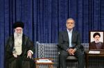 　イラン大統領の認証式典に臨むペゼシュキアン氏（右）と最高指導者ハメネイ師＝２８日、テヘラン（最高指導者事務所提供、ＡＰ＝共同）
