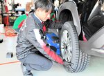 開店から冬用タイヤ交換作業に追われるスタッフ＝１７日、鳥取市南隈のタイヤ館バイパス店
