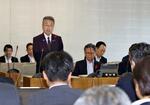 　福井県議会の全員協議会で発言する杉本達治知事（中央左）＝１０日午後