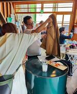 　岡山県リペア協会が開いた、お直し相談会「リペアカフェ」＝１０月、岡山市（同会提供）