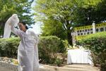 　慰霊碑前で追悼の舞を披露する在日コリアン３世の韓国伝統舞踊家、チョ和仙さん＝２日午前、横浜市