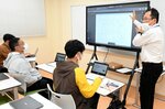 国語の授業では、タブレット型パソコンを活用し、分かりやすい文章を書く方法を学ぶ＝鳥取市湖山町北５丁目