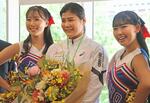 　慶大の壮行会で笑顔の尾崎野乃香（中央）＝８日、東京都港区