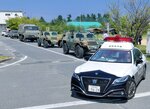 パトカーの先導で車列を組む自衛隊車両