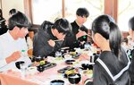 卒業記念献立で但馬牛のステーキを味わう中学生＝２５日、新温泉町湯のレストラン楓