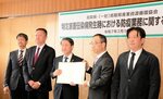 県と運搬業務への協力を約束する三輪会長（右から２人目）ら＝１０日、鳥取県庁