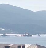 　えい航されるロシア海軍の揚陸艦＝４日、ロシア・ノボロシースク沖（ロイター＝共同）