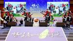 　ソウルで韓国の伝統的な仮面踊りと共演した岩手県の「鬼剣舞」＝２２日（共同）