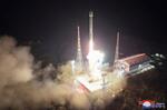 　軍事偵察衛星「万里鏡１号」を搭載して打ち上げられる新型衛星運搬ロケット「千里馬１型」＝２１日、北朝鮮北西部東倉里の西海衛星発射場（朝鮮中央通信＝共同）