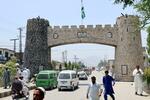 　パキスタン北西部にあるカイバル門。左側の門柱だけ黒く見え、住民が抗議している＝２０２４年６月（共同）
