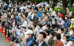 　参院徳島・高知選挙区補選の街頭演説に集まった人たち＝１４日午後、高知市
