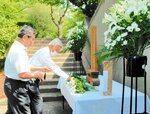 献花台に花を手向ける参列者＝２４日、境港市花町