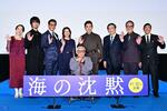 　１０月３１日に東京・新宿で開かれた、映画「海の沈黙」の舞台あいさつに出席した倉本聰さん（中央）、小泉今日子さん（左から４人目）ら（☆（○の中に小文字のＣ）２０２４　映画「海の沈黙」ＩＮＵＰ　ＣＯ．，ＬＴＤ）