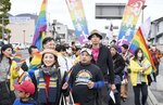 「島根レインボーパレード」で松江市内を行進する人たち＝２５日午後